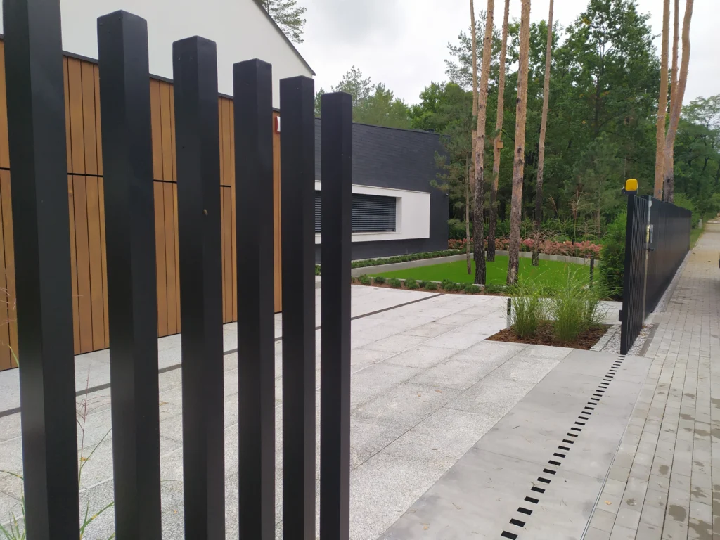 Modernūs paslepiami vartai po žeme