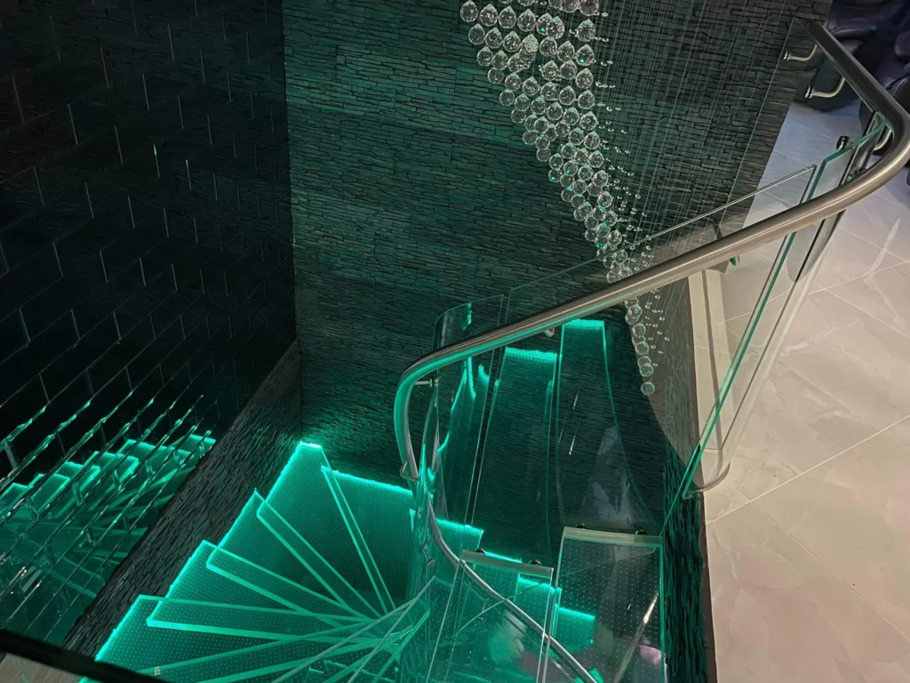 Cantilever stairs