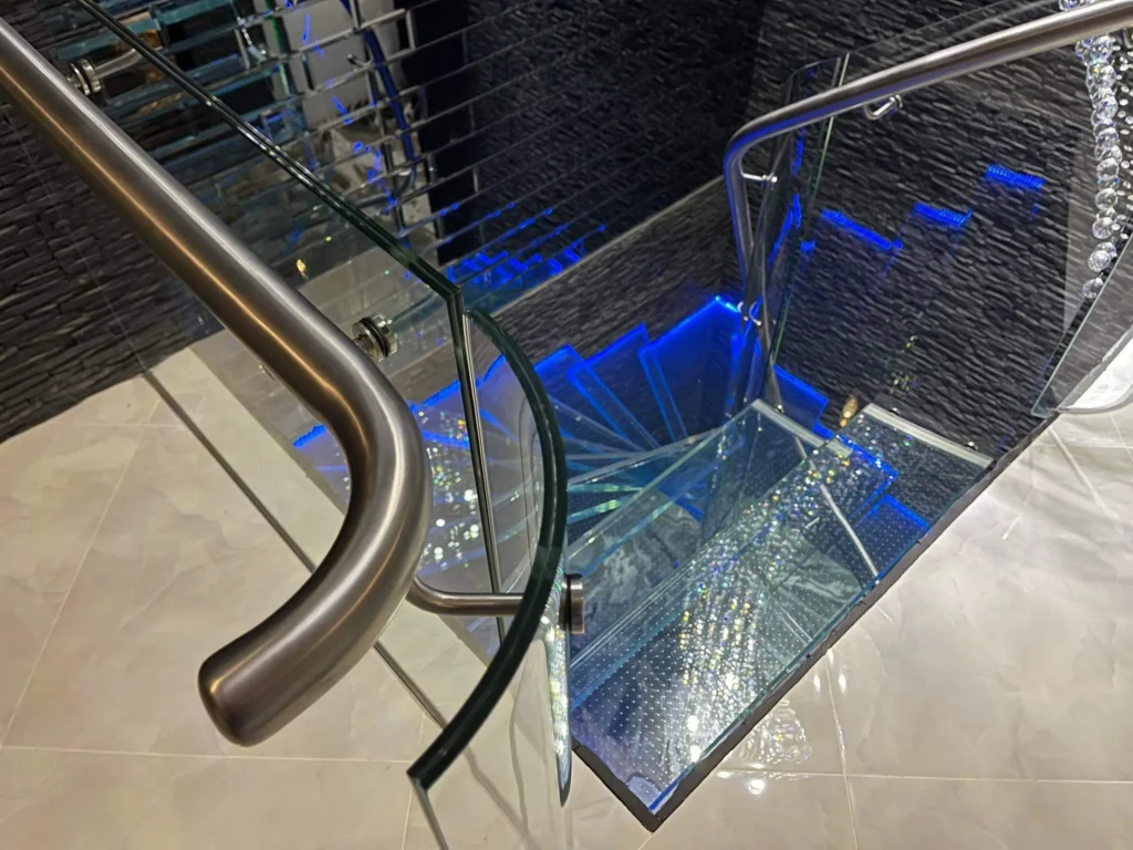 Balustrady na schody: szklane, nierdzewne, stalowe