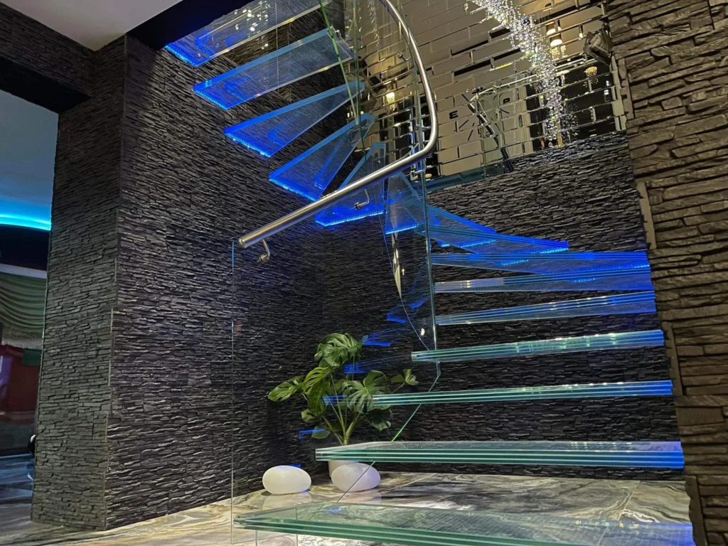 Cantilever stairs