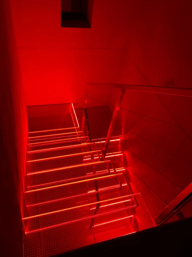 Cantilever stairs