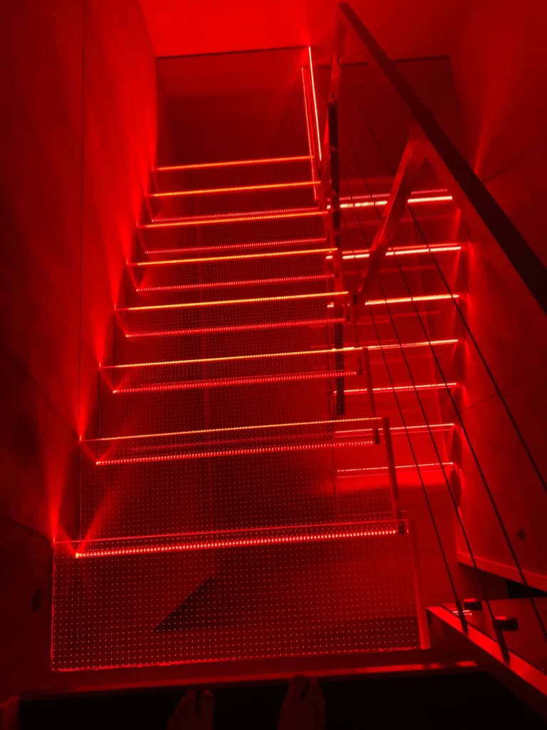 Cantilever stairs